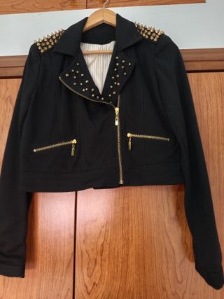 Torera negra y dorada con tachuelas, sin estrenar