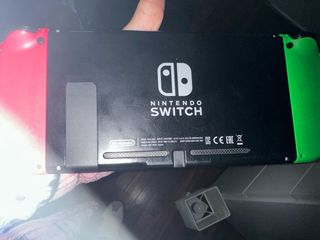 Nintendo Switch + 8 películas (sin cargador)