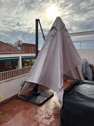 Sombrilla rectangular grande para terraza.