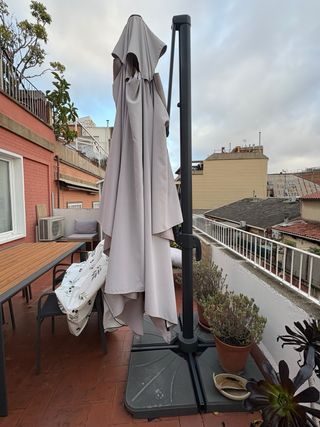 Sombrilla rectangular grande para terraza.