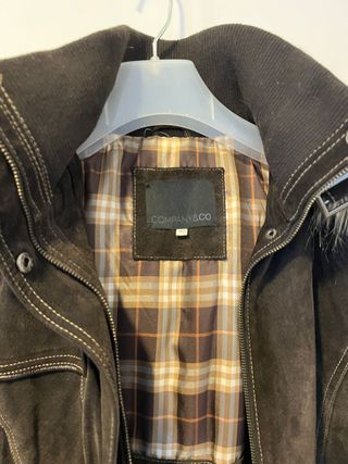 Abrigo de piel marrón con capucha