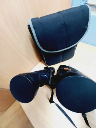 Prismáticos negros con funda