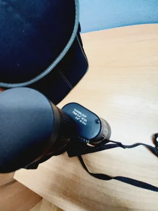 Prismáticos negros con funda