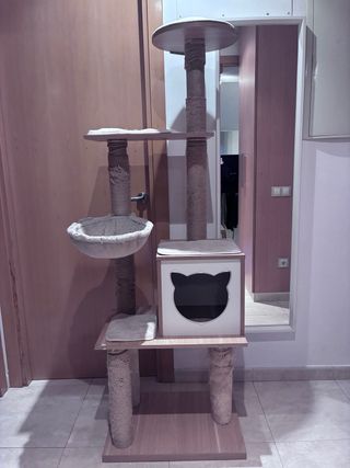 Árbol rascador para gatos de madera.