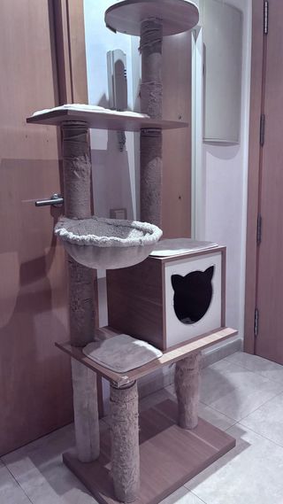 Árbol rascador para gatos de madera.
