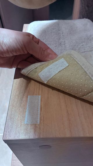 Árbol rascador para gatos de madera.