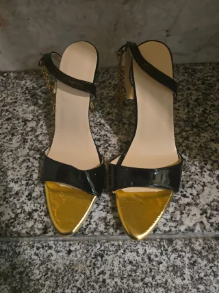 Sandalias de tacón negras y doradas