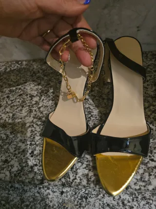 Sandalias de tacón negras y doradas