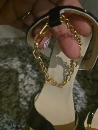 Sandalias de tacón negras y doradas