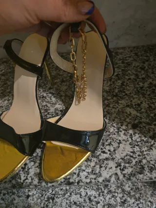 Sandalias de tacón negras y doradas