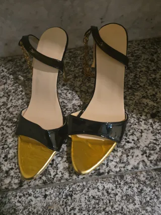 Sandalias de tacón negras y doradas