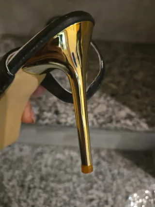 Sandalias de tacón negras y doradas