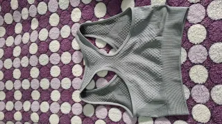 Conjunto deportivo gris: top y chaqueta