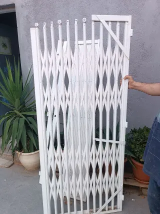 Rejas metálicas blancas plegables