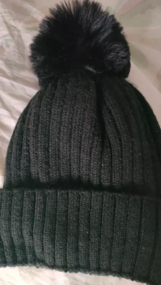 Gorro rosa con pompón  gorro negro con pompón