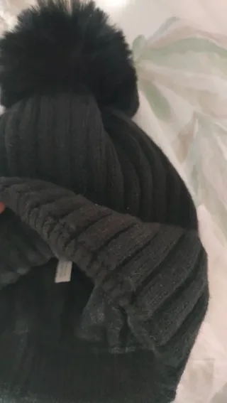 Gorro rosa con pompón  gorro negro con pompón