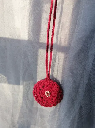 Colgante crochet burdeos con detalle floral