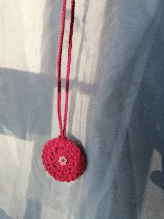 Colgante crochet burdeos con detalle floral