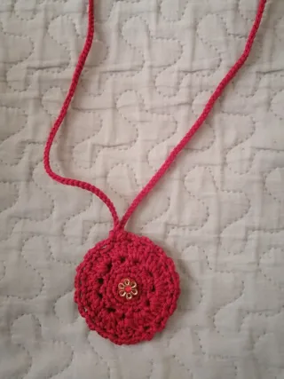 Colgante crochet burdeos con detalle floral