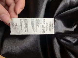 Vestido negro corto con volantes