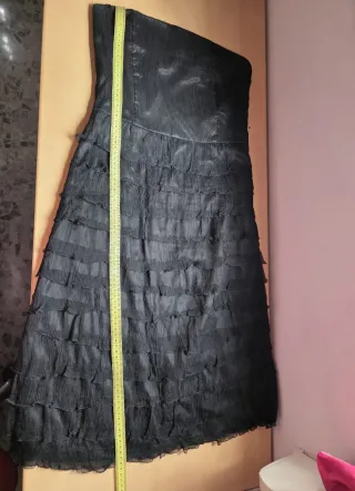 Vestido negro corto con volantes