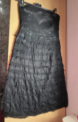 Vestido negro corto con volantes