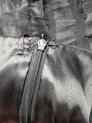 Vestido negro corto con volantes