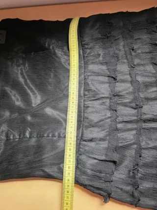 Vestido negro corto con volantes