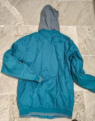 Chaqueta con capucha chico