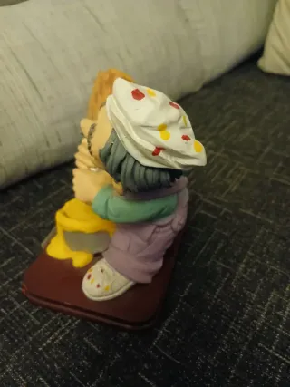 Figura pintor con brocha y cubo