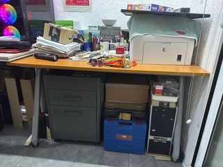 URGENTE! Mesa de escritorio marrón con ruedas