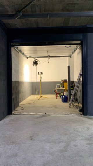 garaje con instalación eléctrica.