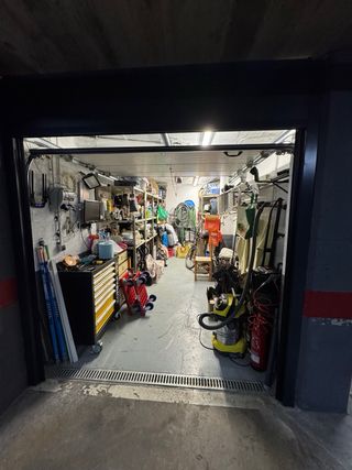 garaje con instalación eléctrica.