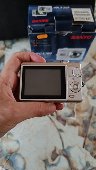 Cámara Digital Sanyo + dos baterías y cargador