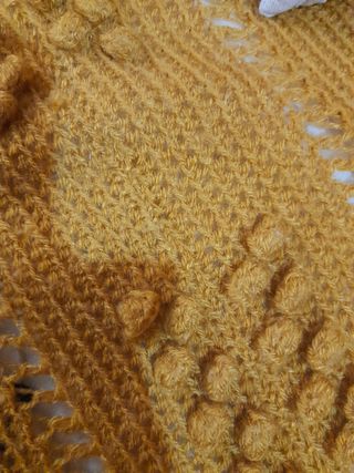 Colcha tejida a mano color amarillo