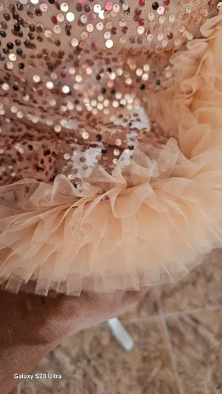 Vestido de fiesta lentejuelas y volantes de tul.