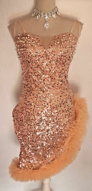 Vestido de fiesta lentejuelas y volantes de tul.