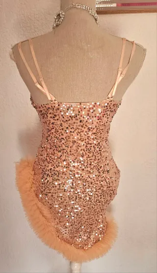 Vestido de fiesta lentejuelas y volantes de tul.