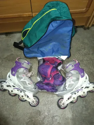 Patines en línea grises y morados