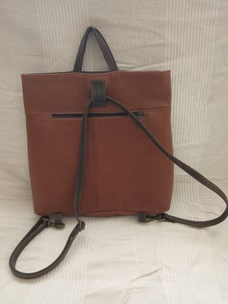 Bolso de piel marrón convertible mochila