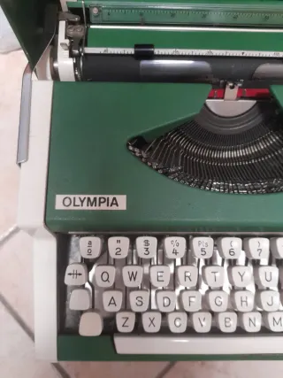 Máquina de escribir Olympia Traveller de Luxe