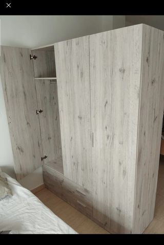 Armario de madera beige y gris