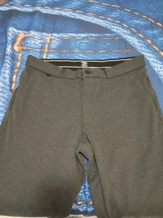 Pantalón de vestir gris oscuro.