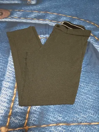 Pantalón de vestir gris oscuro.