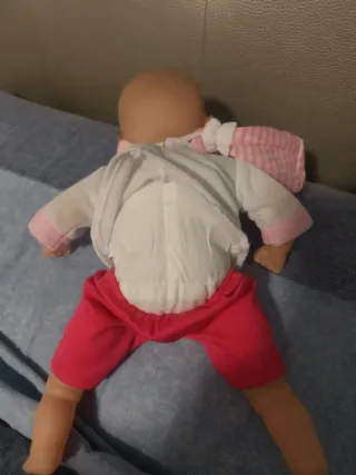 Muñeco bebé blandito con gorrito y ropa