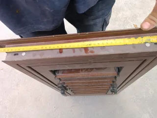 Ventana de aluminio marrón