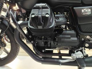 Moto Guzzi V7 Stone Negra