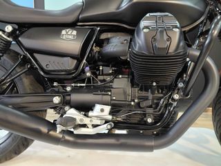 Moto Guzzi V7 Stone Negra