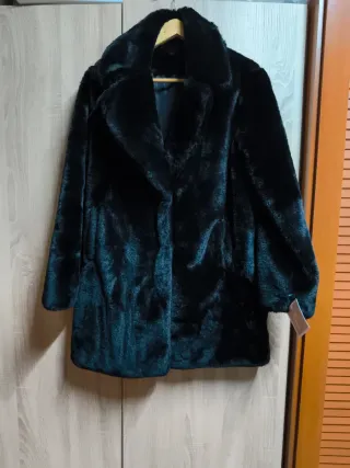 Abrigo negro de pelo sintético