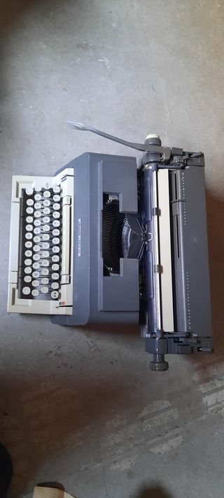 Máquina de escribir Olympia 100